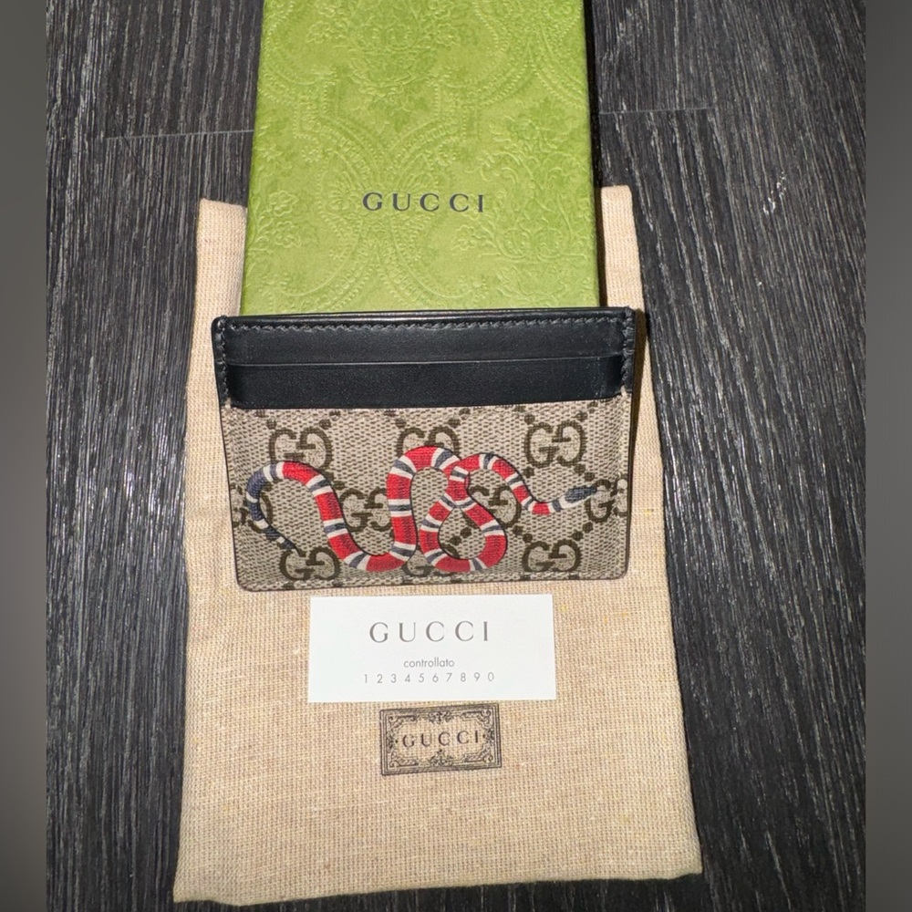 Gucci Kingsnake print GG Supreme card case